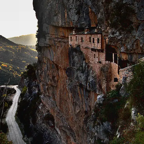 Kipinas Monastery — Perché sur une falaise vertigineuse, le monastère de Kipina, joyau caché de l’Épire, allie fresques byzantines, pont rétractable et histoire mouvementée pour une aventure spirituelle inoubliable.