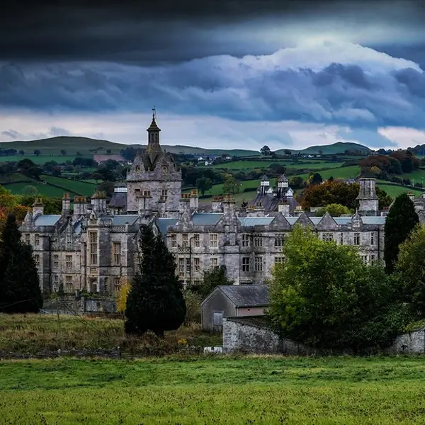Denbigh Asylum — De l’asile révolutionnaire du XIXᵉ siècle à la ruine hantée du XXIᵉ : Denbigh, entre espoirs brisés, incendies mystérieux et un héritage sombre qui défie le temps.