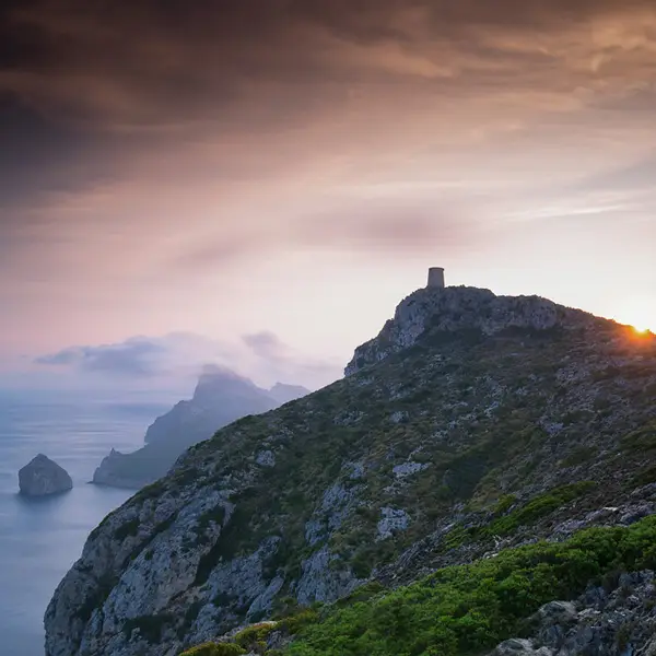 Tour Albercutx — La Talaia d’Albercutx, tour de guet du XVIᵉ siècle perchée à 380 m sur le Cap de Formentor, alertait par signaux de fumée ou de feu des raids barbaresques.