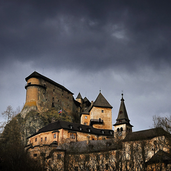 Château d'Orava — Le château d’Orava a survécu à un incendie en 1800 et à des siècles d’histoire pour devenir un château-musée de 154 pièces, décor du célèbre film Nosferatu.