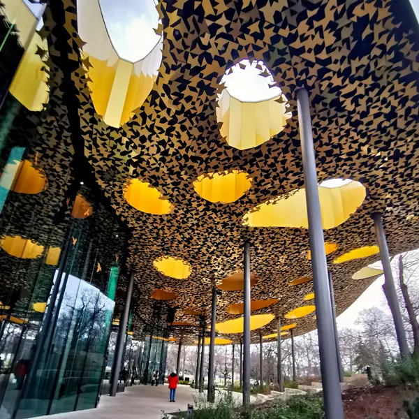 Maison musique de Hongrie — Au cœur du parc municipal de Budapest, la Maison de la Musique hongroise transcende le musée traditionnel dans une architecture légère inspirée des arbres.