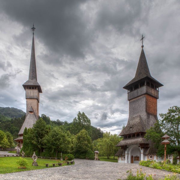 Monastère Bârsana — Au cœur d'une Transylvanie de légendes, le monastère de Bârsana, église de bois de 56 mètres classée à l'UNESCO, dressée sur une colline artificielle de sépultures.